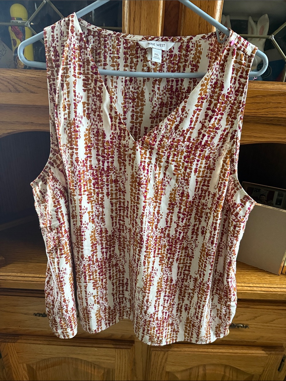Nine West Sleeveless V-Neck Printed Camisole in Cream, Rust & wine colors EUC